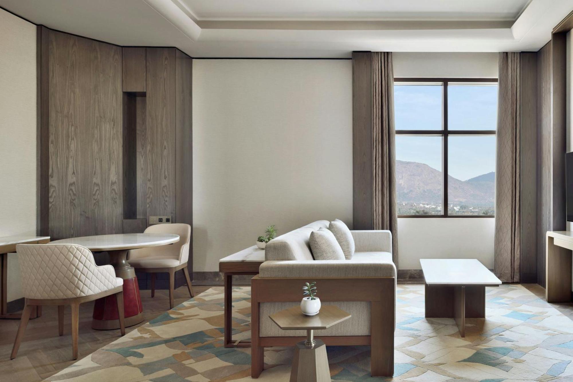 Corner King Suite with Golf View – Club Lounge Access with complimentary evening local tea experience